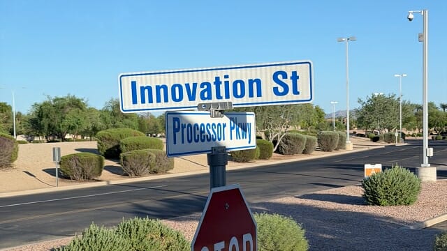 시설 안 주요 교차로 표지판마다 '혁신로', '프로세서 길' 등 특이한 표지판이 보인다. (사진=지디넷코리아)