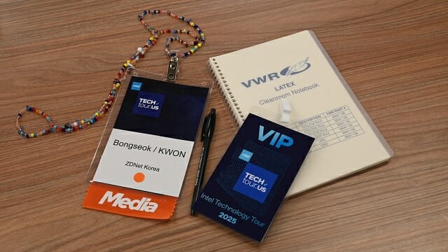 취재를 위해 지급된 특수 노트와 전용 펜. (사진=지디넷코리아)