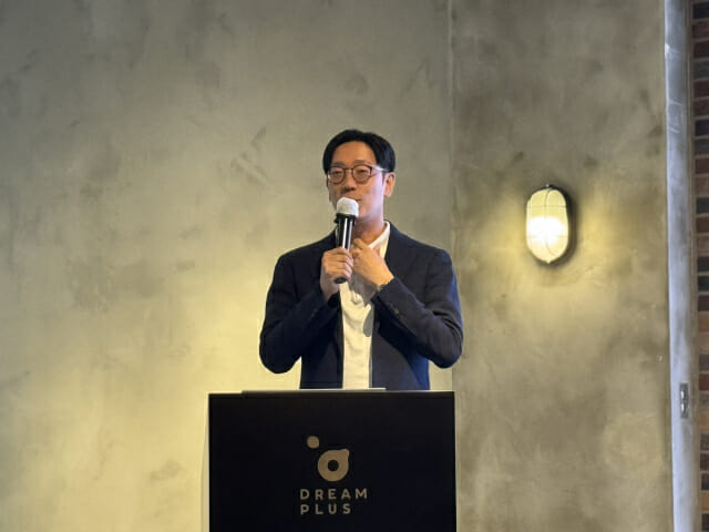 파라메타 김종협 대표가 발표 전 옷 매무새를 다듬고 있다.