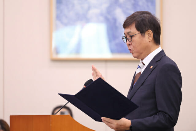 최휘영 문체부 장관이 2025 문체위 국감에서 증인선서를 하고 있다.