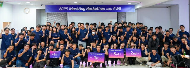 ‘2025 마크애니 해커톤 with AWS’ 현장에서 참가자들이 완성된 결과물을 공유한 뒤 기념사진을 찍고 있다. (사진=마크애니 제공)