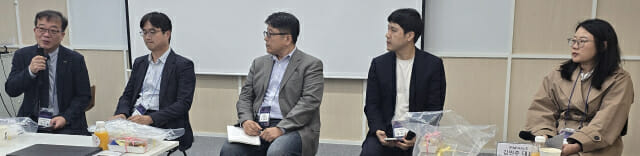 28일 열린 대전혁신기술교류회 패널 토론 모습. 좌장은 표준연 성노원 성과정책본부장(맨 왼쪽)이 맡았다.