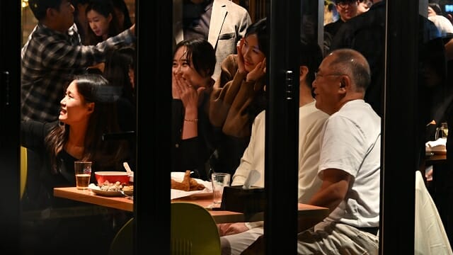 이재용 회장, 정의선 회장과 기념촬영하는 시민들. (사진=지디넷코리아)