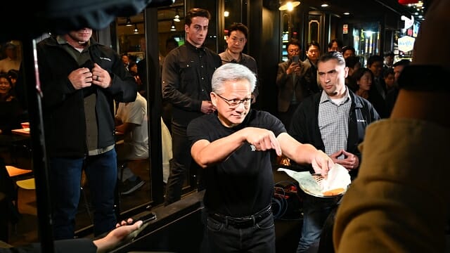 치킨집 밖 취재진과 시민에게 치킨을 권하는 젠슨 황 CEO. (사진=지디넷코리아)