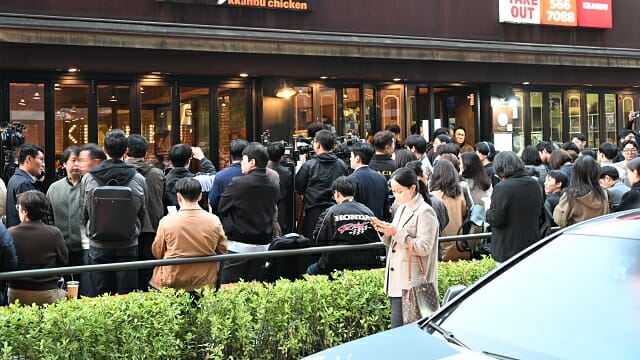 30일 17시경 회동 장소인 치킨집 앞에 모인 취재진들. (사진=지디넷코리아)