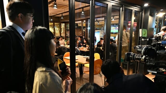 30일 18시경 테이블 앞을 주시하는 취재진들. (사진=지디넷코리아)