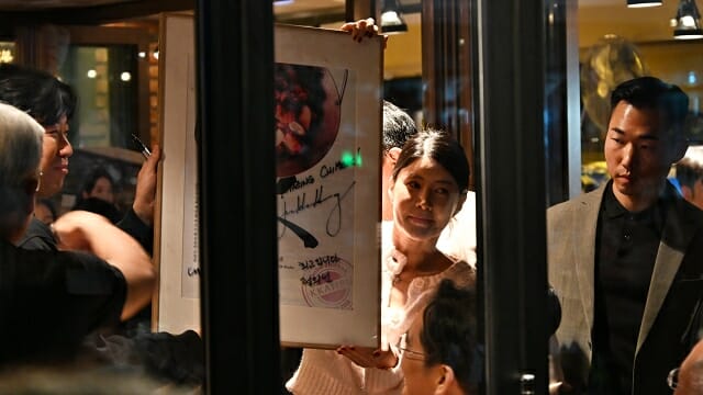 세 사람은 치킨집 포스터에 사인도 남겼다. (사진=지디넷코리아)