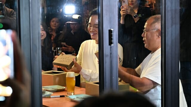 이재용 삼성전자 회장과 정의선 현대차그룹 회장은 젠슨 황 엔비디아 CEO에게 DGX 스파크를 직접 전달받았다. (사진=지디넷코리아)