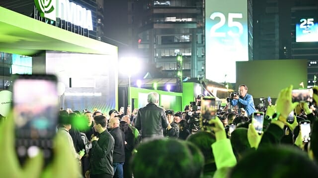 지포스 게이머 페스티벌 행사를 찾은 젠슨 황 엔비디아 CEO 주위에 많은 청중이 모였다. (사진=지디넷코리아)