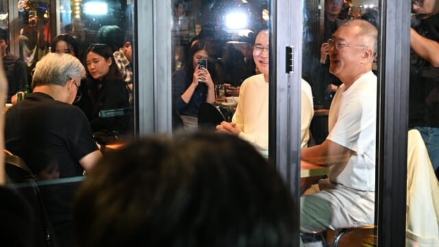 30일 19시 30분경 자리에 앉은 세 CEO. (사진=지디넷코리아)