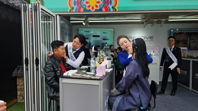 K-뷰티 부스에서 체험 중인 모습 (사진=지디넷코리아)