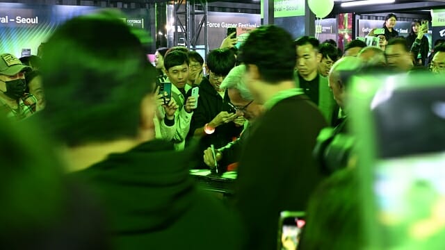 국내 주요 파트너사 제품에 직접 사인하는 젠슨 황 엔비디아 CEO. (사진=지디넷코리아)