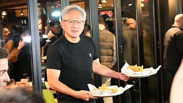 취재진과 시민에게 인사하는 젠슨 황 엔비디아 CEO. (사진=지디넷코리아)