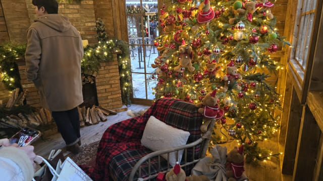 현대백화점 더현대 서울 5층 사운즈 포레스트에 조성된 '산타의 집' 내부.