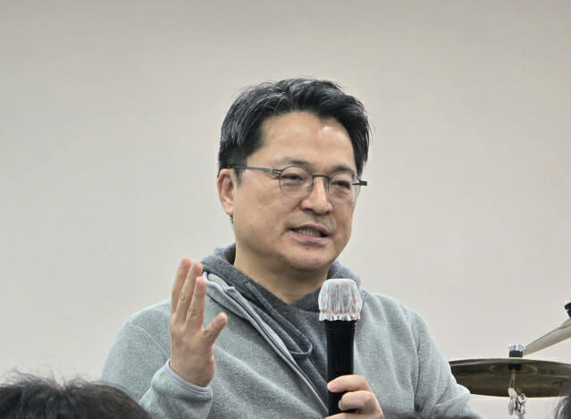 문신학 산업통상부 제1차관이 3일 기자간담회에서 질문에 답변하고 있다.