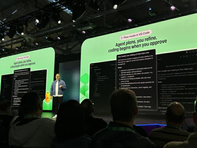 카일 데이글 깃허브 최고운영책임자(COO)가 VS 코드 업데이트 내용을 발표하고 있다.