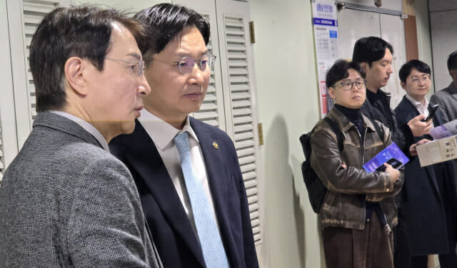 과기정통부 구혁채 1차관이 4일 KAIST 연구현장에서 조용훈 국가양자팹연구소장의 양자 설명에 귀를 기울였다.