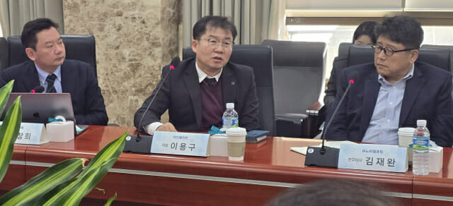 4일 열린 '프로젝트 공감 118'에서 위드웨이브 이용구 대표(가운데)가 인력확보 방안에 대해 발언 중이다.