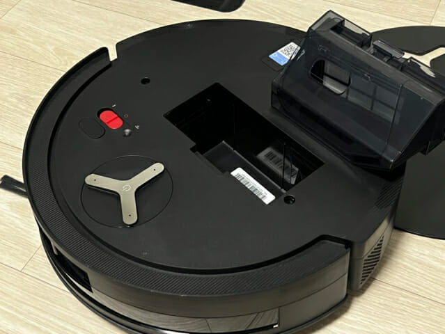 에코백스 로봇청소기 '디봇 X11' 상단부 (사진=지디넷코리아 신영빈 기자)