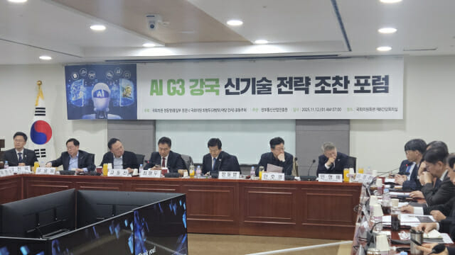 행사에 참석한 국회의원들이 독자 AI 파운데이션 모델 프로젝트 참여 기업의 의견을 경청했다. (사진=한정호 기자)