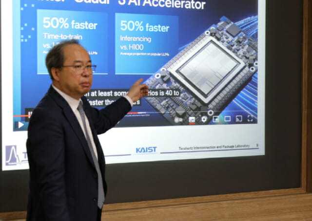 김정호 KAIST 교수가 지난해 KAIST-인텔-네이버클라우드와 공동연구 협약을 체결하기에 앞서, 가우디3에 대해 설명하고 있다.