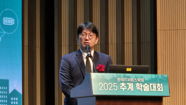 김세웅 카카오 부사장이 기조강연을 하고 있다.