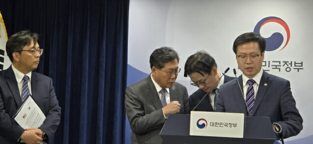 여한구 산업부 통상교섭본부장(맨 오른쪽)이 14일 한미 전략적 투자에 관한 양해각서와 관련, 비관세 분야를 설명하고 있다.