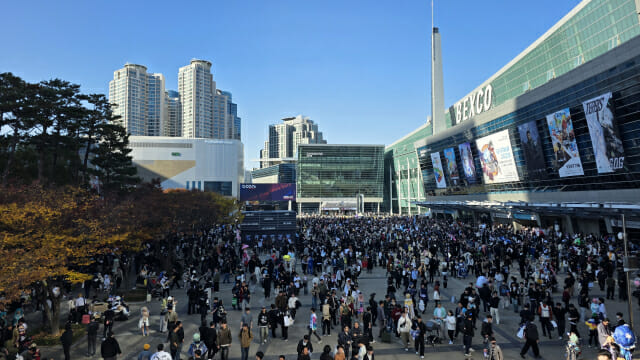 "신작 시연하자"…'지스타 2025' 주말 첫 날, 광장까지 가득찬 관람객