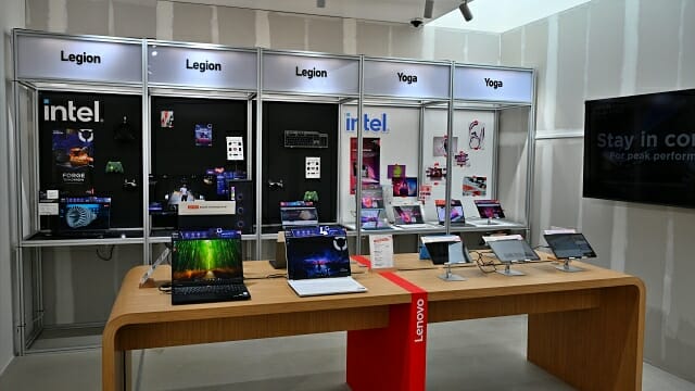인텔 코어 울트라 시리즈2 기반 리전 등 고성능 AI PC를 전시했다. (사진=지디넷코리아)
