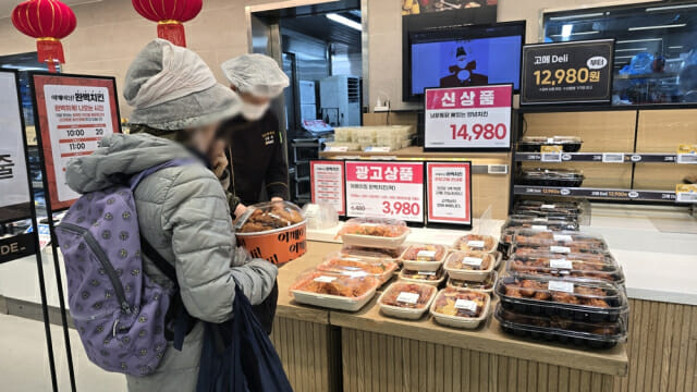 20일 오전 이마트 용산점에서 한 고객이 ‘어메이징 완벽치킨’을 구입하고 있다.
