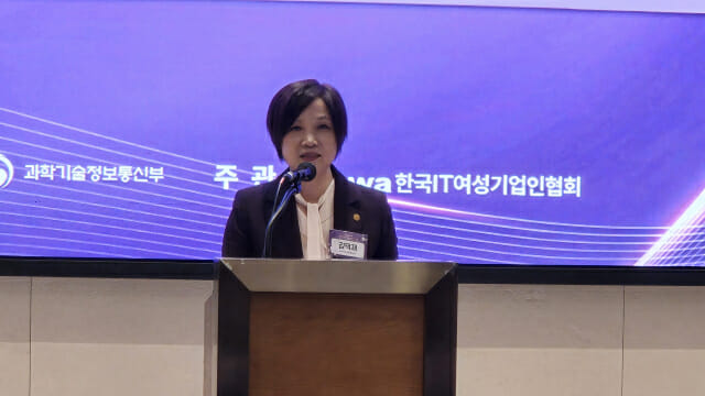 김덕재 한국IT여성기업인협회장이 개회사를 하고 있다.