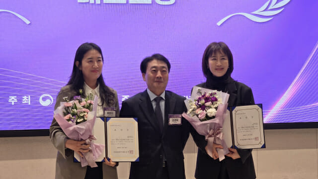 김경묵 지디넷코리아 대표(가운데)가 지디넷코리아 대표 표창 수상자들과 포즈를 취했다.