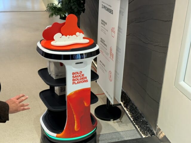 소싯 매장에 배치된 서빙로봇 소빙이