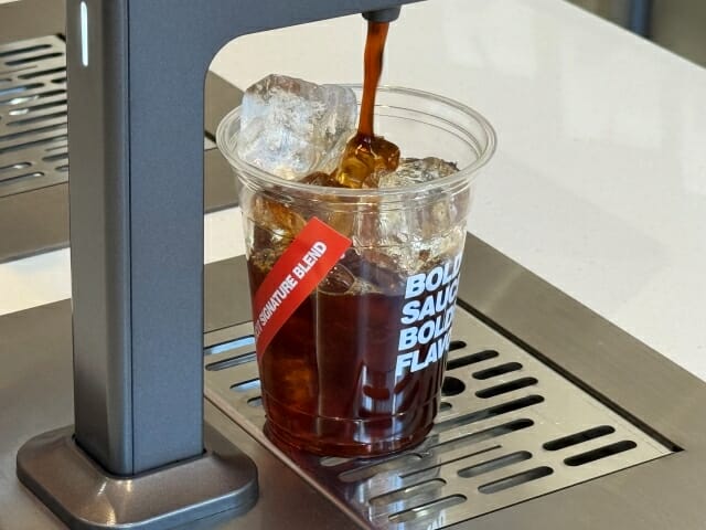 매장에 설치된 탭 커피 시스템을 통해 커피를 추출하는 모습