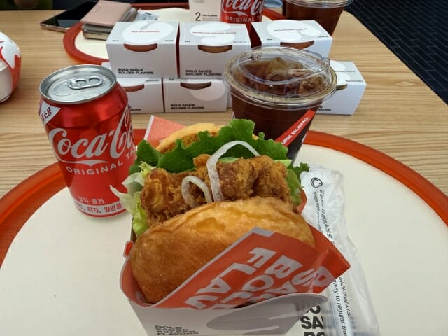 소싯 매장에서 판매하고 있는 치킨버거