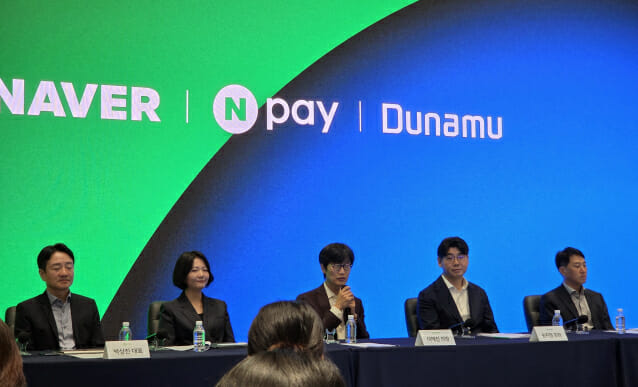 (왼쪽부터) 박상진 네이버파이낸셜 대표, 최수연 네이버 대표, 이해진 네이버 창업자, 송치형 두나무 회장, 오경석 두나무 대표. (사진=지디넷코리아)
