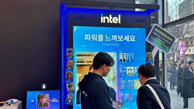 AI 포토 부스에서 직접 찍은 사진을 편집하는 관람객. (사진=지디넷코리아)