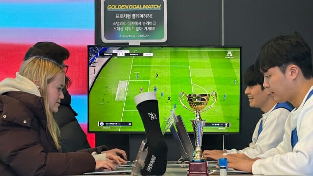 코어 울트라 200V 내장 GPU로 구동되는 게임을 체험하는 방문객들. (사진=지디넷코리아)