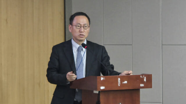 법무법인 디엘지 조원희 대표변호사가 발표를 하고 있다.