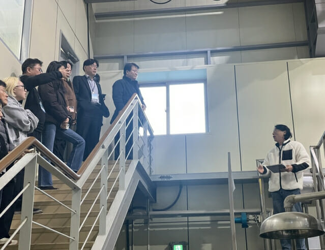 전남바이오진흥원 그린바이오본부 나노센터의 설비를 견학하는 성남 소재 식품기업들의 모습. (사진=김양균 기자)