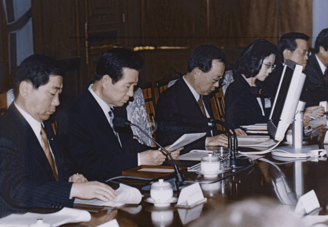 김대중 대통령이 2002년 2월 정보화 전략회의를 주재하고 있다. (사진=국가기록원)