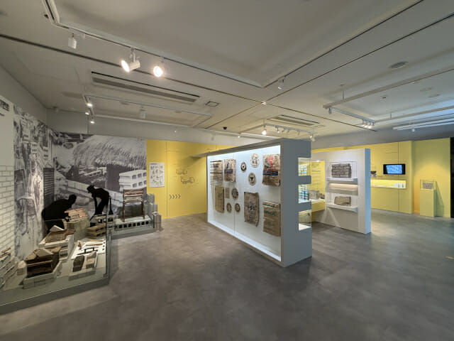 '우리 곁의 시멘트' 기획전시 현장 모습.  전시물 연출 설계·디자인은 김군호, 제작·시공은 강병욱 디자이너가 참여했다.