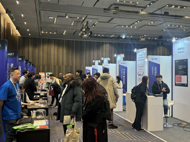 컴업 2025 투자자 부스에 참관객이 몰린 모습.