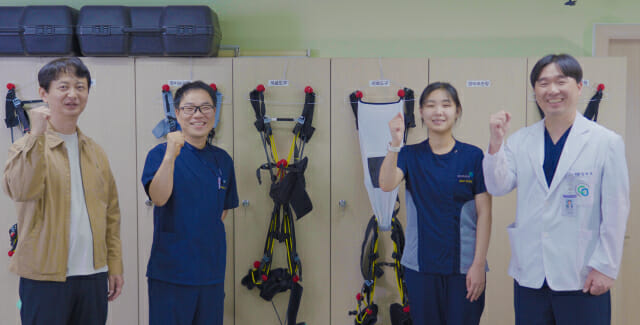 초경량 탄성슈트를 개발하고 임상을 수행한 연구진. 왼쪽부터 ETRI 신호철 책임연구원, 충북대학교병원 이창준 물리치료사, 문주희 물리치료사, 재활의학과 공현호 교수.(사진=ETRI)