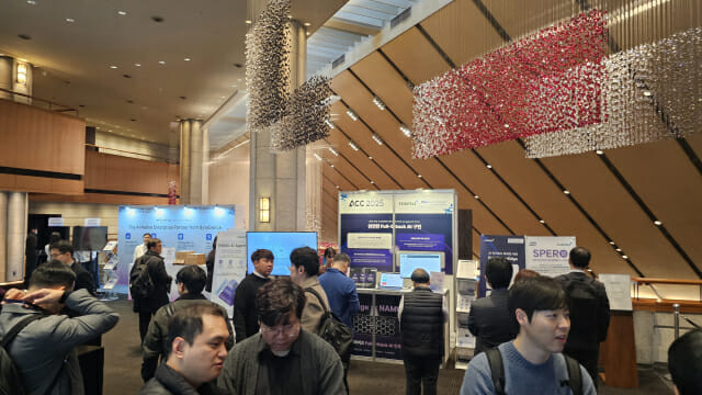 참가사들의 서비스를 체험하고 확인할 수 있는 ACC 2025 부스가 개막과 함께 성황이다(사진=남혁우 기자)
