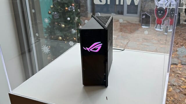 7.2Gbps 대역폭을 지원하는 ROG 스트릭스 GS-BE7200X 유무선공유기. (사진=지디넷코리아)