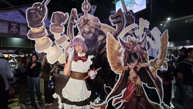 '라그나로크 페스타 2025'에서 방문객을 맞이하는 코스어.