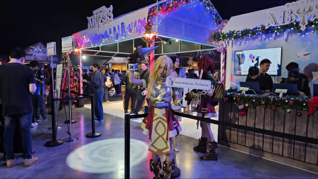 '라그나로크 페스타 2025'에서 방문객을 맞이하는 코스어.