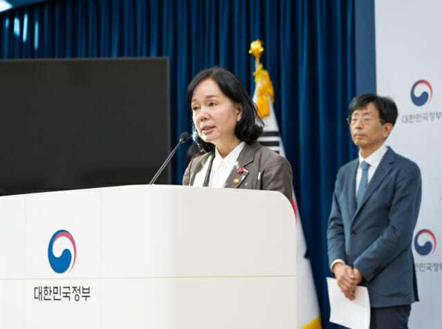 송경희 개인정보보호위원회 위원장이 12일 오후 정부세종청사 중앙동 합동브리핑실에서 브리핑을 진행하고 있다.