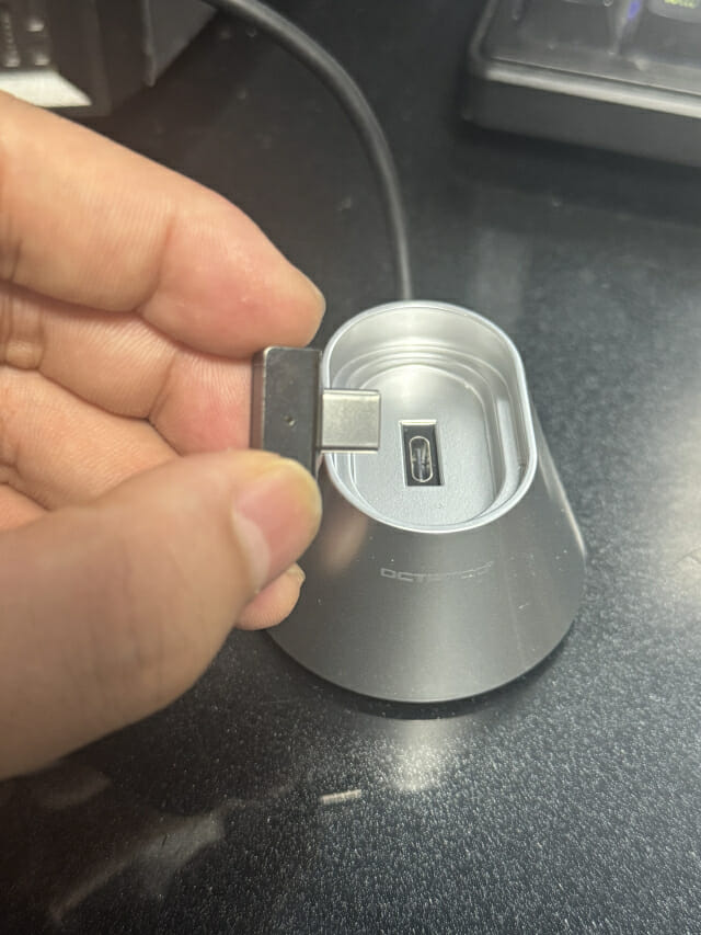 옥타코 이지핑거 지문 센서를 뽑은 모습.